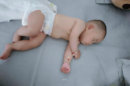 安达孕妇肚子一跳一跳